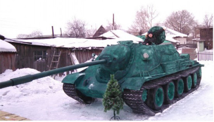 俄罗斯小伙1:1建造了一辆su-122-54雪坦克