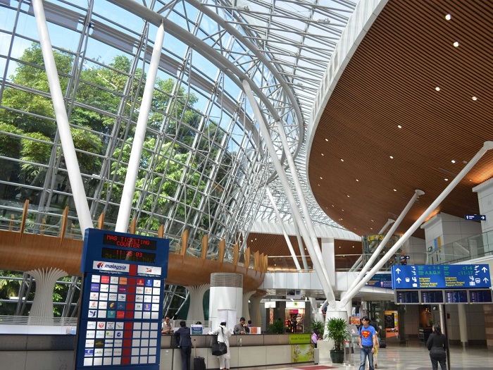 该机场位于马来西亚首都吉隆坡以南35英里(约合56公里),交通便利.