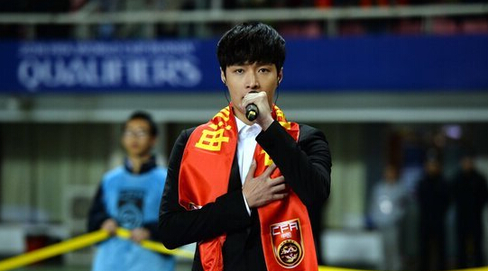 世预赛:张艺兴现身长沙唱国歌 中国男足12球大