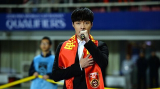 世预赛:张艺兴现身长沙唱国歌 中国男足12球大