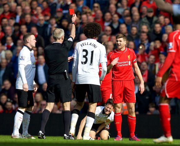 一名英超裁判的收入比英国首相还高 这是真事