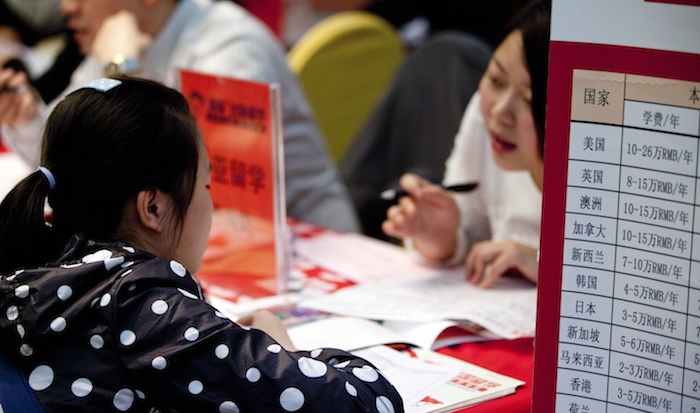 约八成留学人员学成后回国就业 但就业形势并