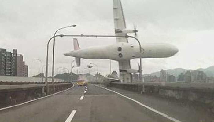 台湾复兴空难调查 :台军方航管曾刁难塔台12分钟后致49人遇难|界面新闻 · 中国