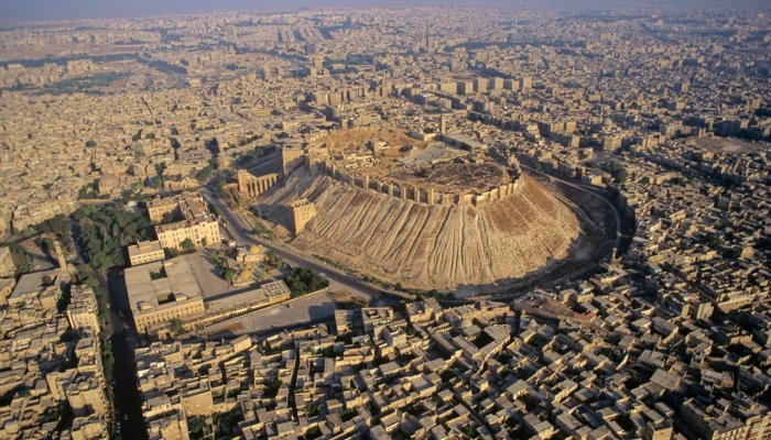 但是内战破坏了阿勒颇的许多标志性建筑,包括11世纪修建的倭马亚清真