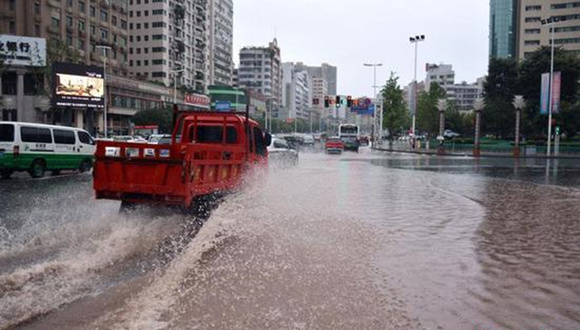 四川盆地遭持续性暴雨 长江流域汛情严峻|界面