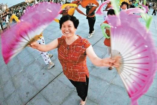 工作日里,大妈帮助睡懒觉的年轻人上班上学不迟到.