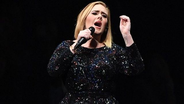 阿黛尔在演唱会上宣布自己将要再生一个小孩|