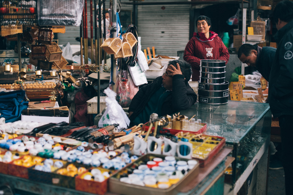 从官园市场,报国寺市场,到如今的十里河市场,北京传统的古玩市场逐步