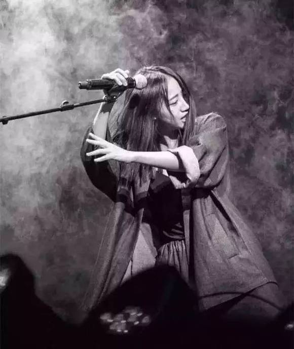 舞台上炫目的摇滚女星,台下什么样?