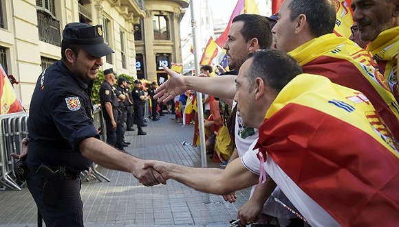 巴塞罗那35万人游行反对脱离西班牙 欧盟姿态