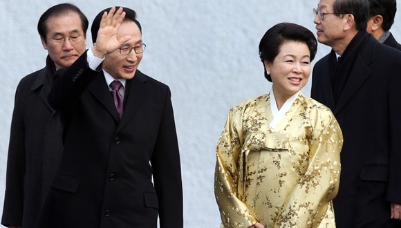 2013年2月25日,韩国首尔,前总统李明博伉俪列席新任总统朴槿惠的就职