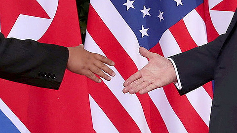 朝美领导人三度握手 特朗普向金正恩竖起大拇指