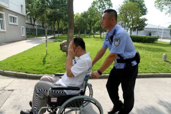 上海南汇监狱:一名尿毒症患者突发眼疾之后