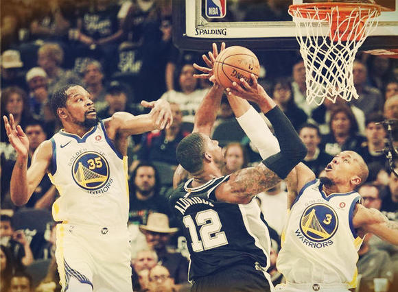 在马刺队赢得NBA新赛季开门红之后，老帅波波维奇终于又笑了