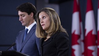 2018年10月1日，加拿大渥太华，加拿大总理特鲁多宣布美国与墨西哥、加拿大已达成新的贸易协定。图为特鲁多与加拿大外长弗里兰在一场新闻发布会上。图片来源：视觉中国