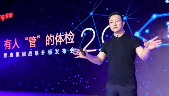 张黎刚在演讲中.
