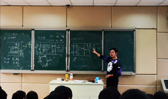 做音乐人的理工男不止李志,还有一位讲数学的朱老师