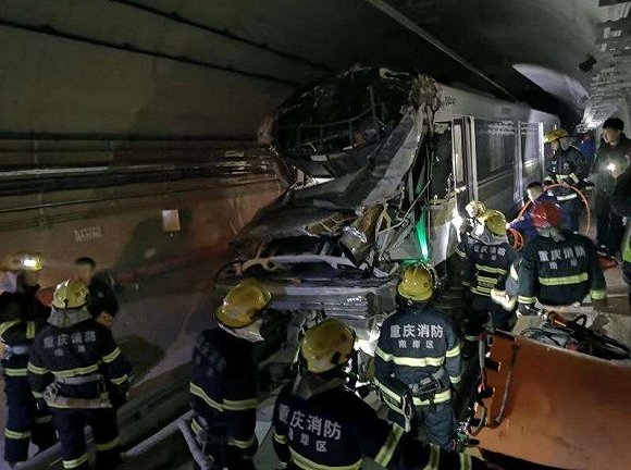重庆地铁在隧道中撞上人防门,四人受伤送医