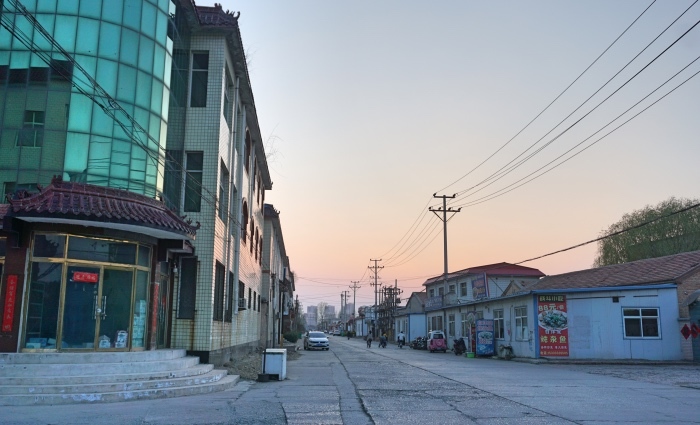 图为大张庄村,不少羽绒厂迁移到了河北邢台南宫.摄影:王学琛