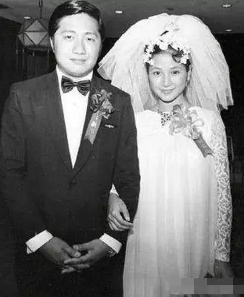 1991年,郑佩佩向原文通提出离婚,结束了这段长达20年的婚姻,她说自己