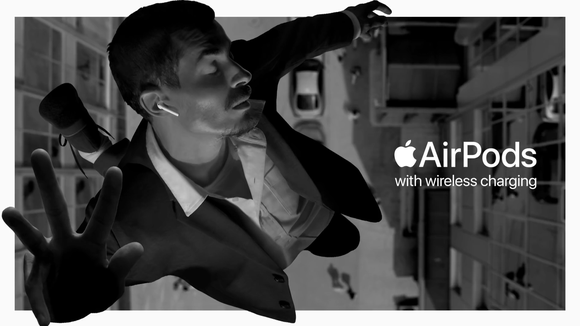 苹果为全新的airpods pro铺上巨型"抓马"户外广告