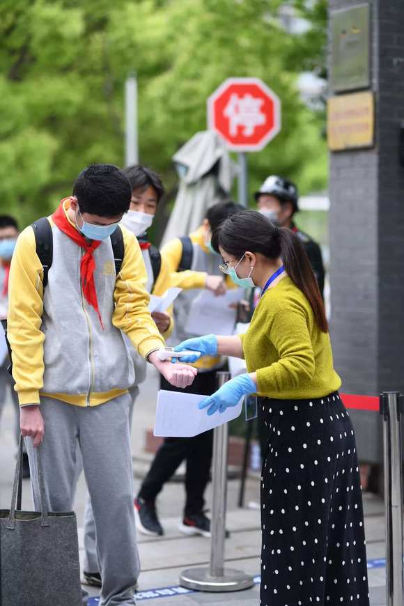 建平西校党员教师志愿者认真做好学生晨检工作