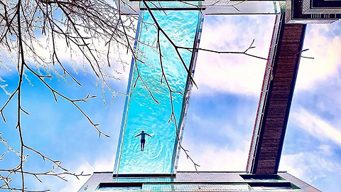 架在兩棟公寓之間的世界首個懸浮泳池，是建筑“奇觀”，也是社交新方式
