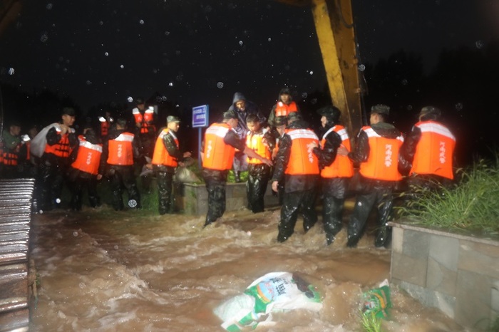 河南多地暴雨子弟兵已出动奔赴救援一线河南挺住