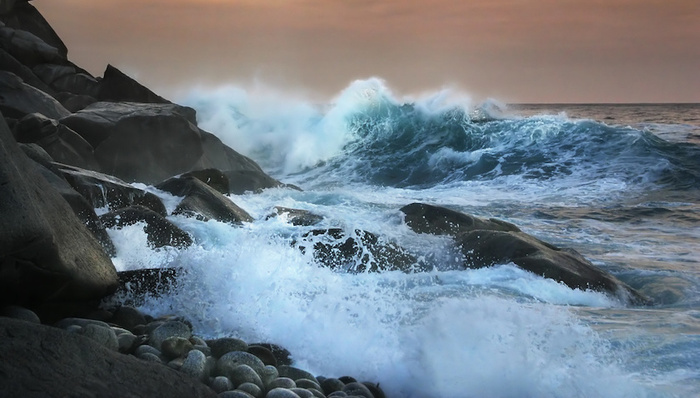 浙江多地出现海水倒灌,国家海洋预报台发布风暴潮和海浪双红预警