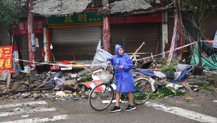 震中泸县福集镇受损的农房. 图片来源:视觉中国