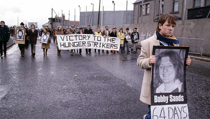 1981年，贝尔法斯特，支持爱尔兰共和军临时派成员鲍比·桑兹在狱中进行绝食抗议的游行。图片来源：Jacob Sutton/Gamma-Rapho/Getty Images(photo:JieMian)