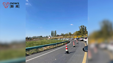 新疆伊犁2人阳性致当地交通暂停，旅客：滞留公路已超7小时