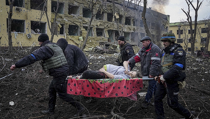 当地时间2022年3月9日，乌克兰马里乌波尔，乌克兰士兵和志愿者抬着受伤的孕妇（图片来源：视觉中国）(photo:JieMian)
