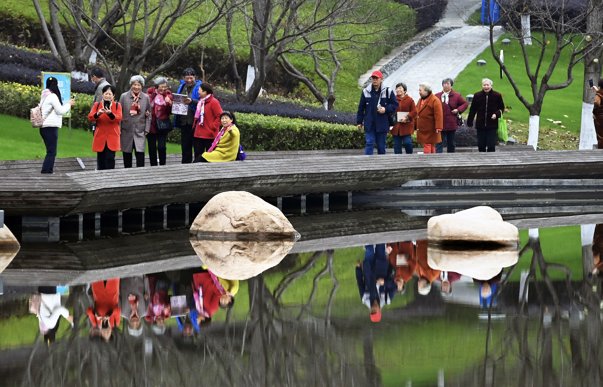 :凯迪拉克图片大全大图-促进服务消费迎政策加码，商务部将推动扩大电信、医疗、教育领域开放试点