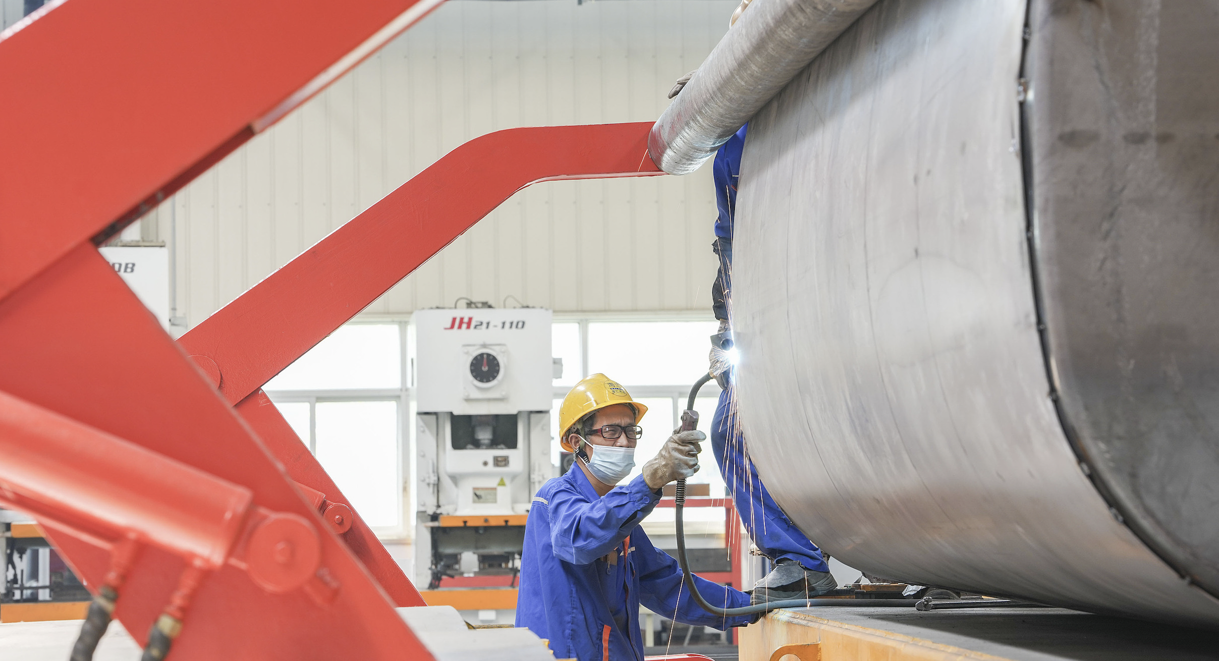抢出口效应提振生产，5月制造业PMI回升至49.5%