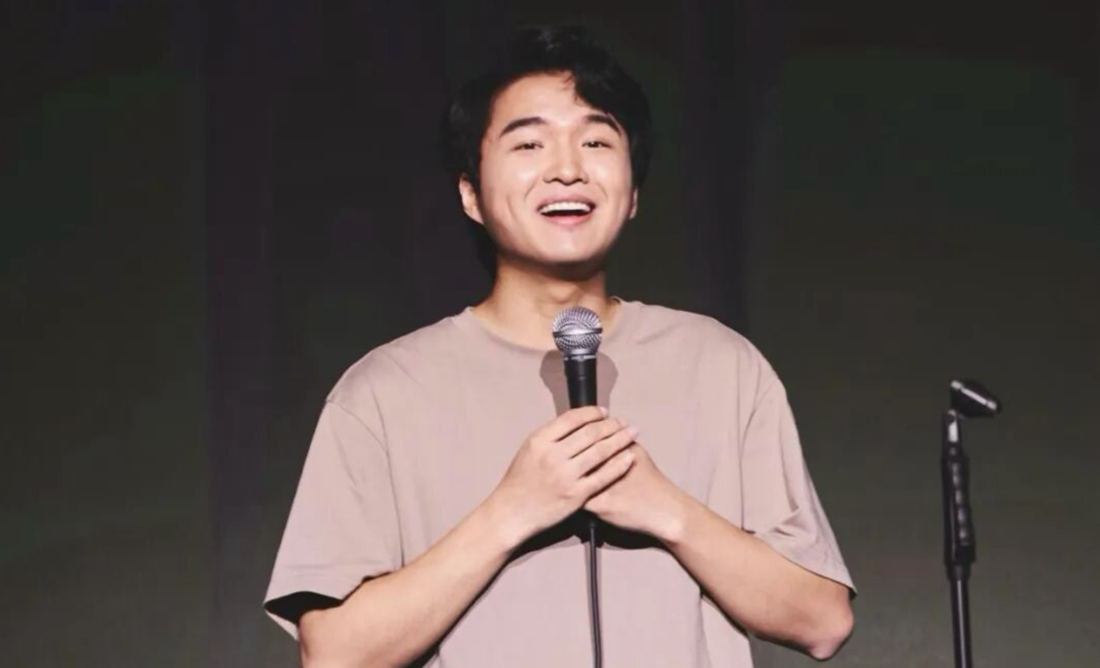 小四爷:破房子里长出的幽默|进击的脱口秀演员⑧ 小四爷:破房子里长出的幽默|进击的脱口秀演员⑧
