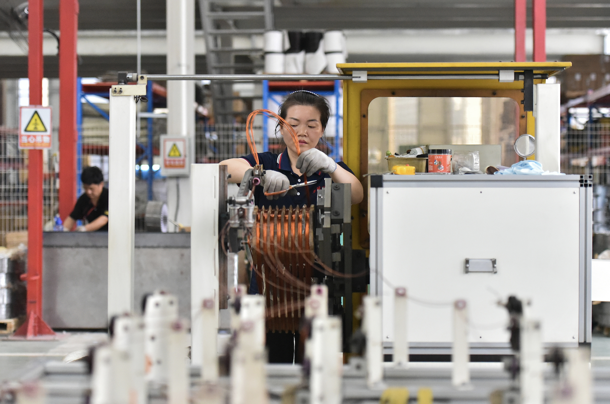 10月制造业PMI回落至49.0%,政策支撑下景气度有望回升|界面新闻