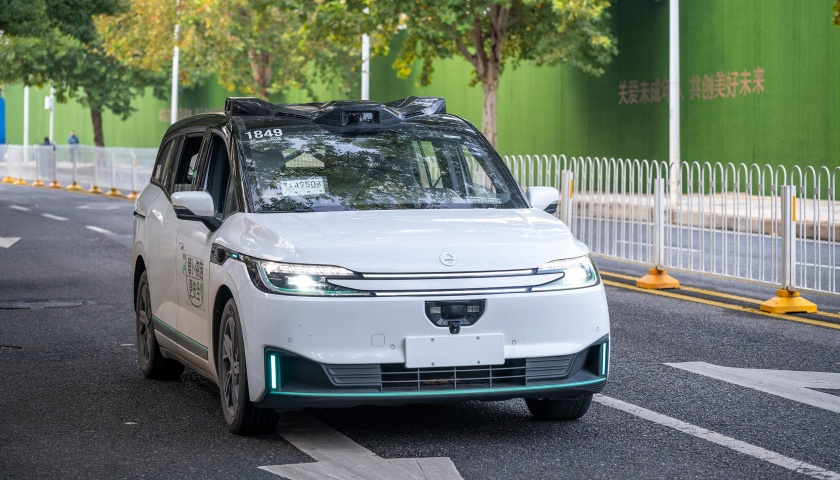 地方新闻精选 | 武汉一出租车司机“碰瓷”无人驾驶汽车 焦作一局长诬告陷害同事