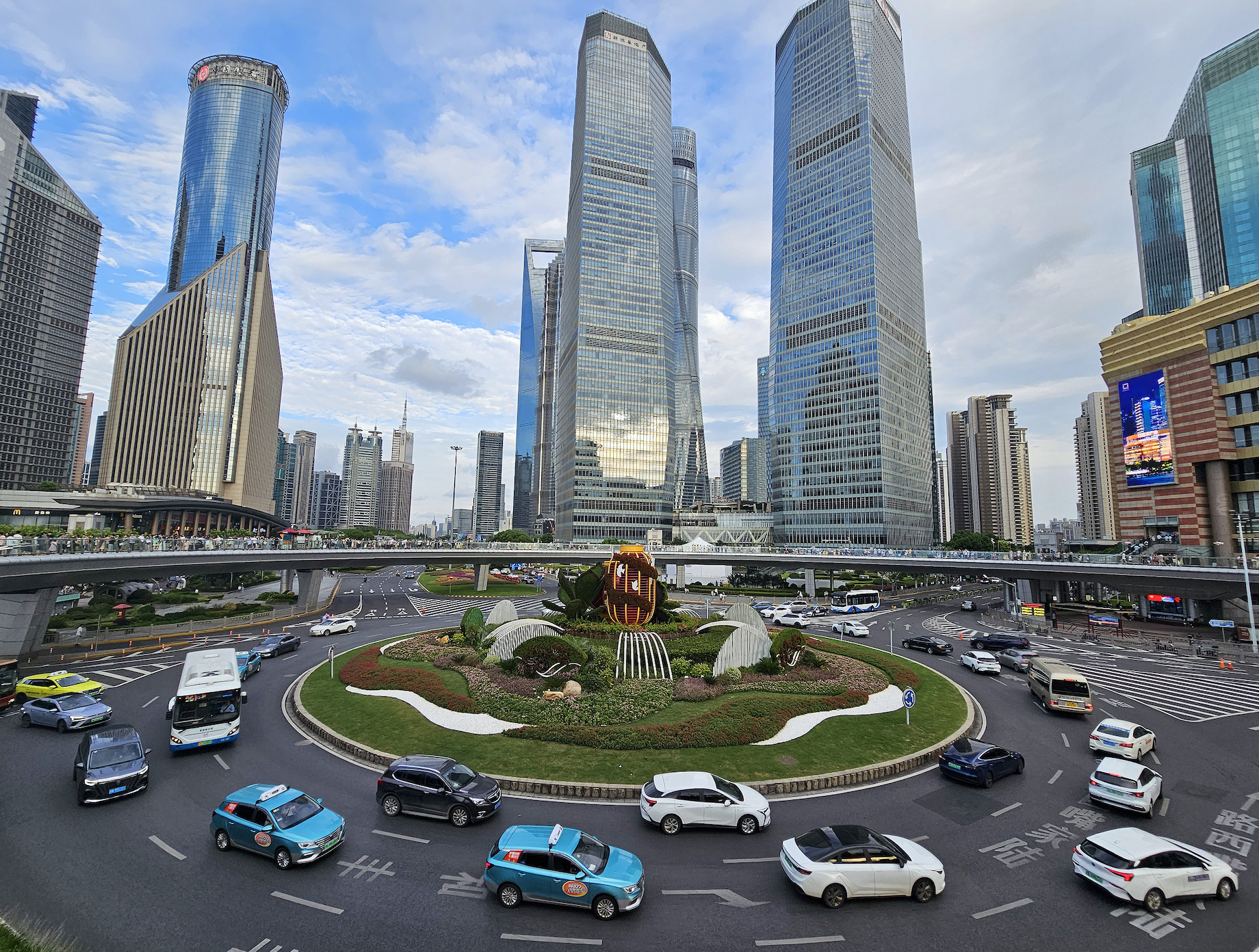 前10月财政收入延续增长态势，证券交易印花税大涨近九成