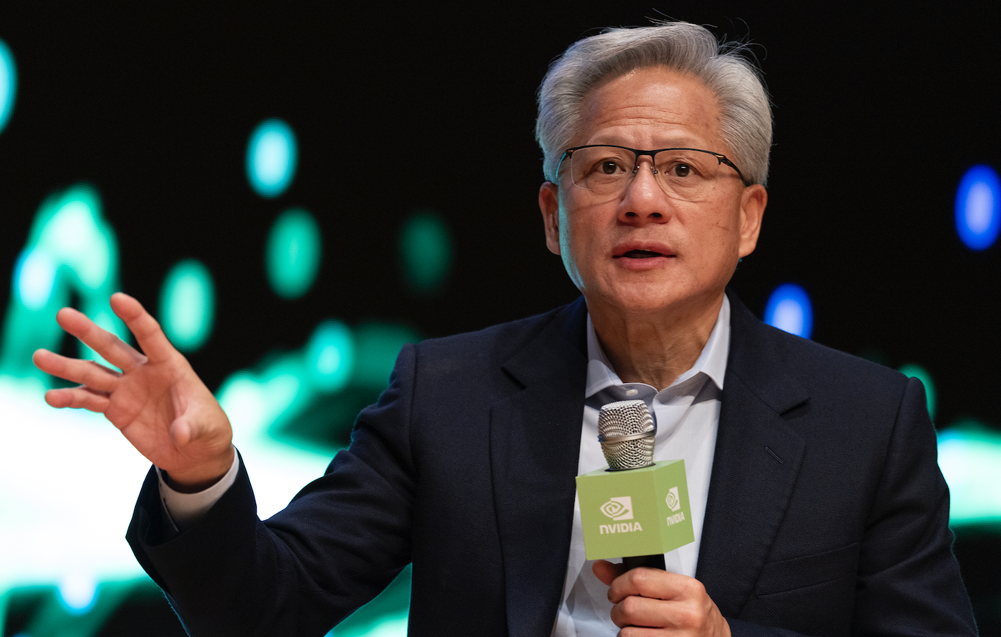 黄仁勋被曝抱怨英伟达陷入“无赢局面”，公司三季度业绩超预期股价不涨反跌