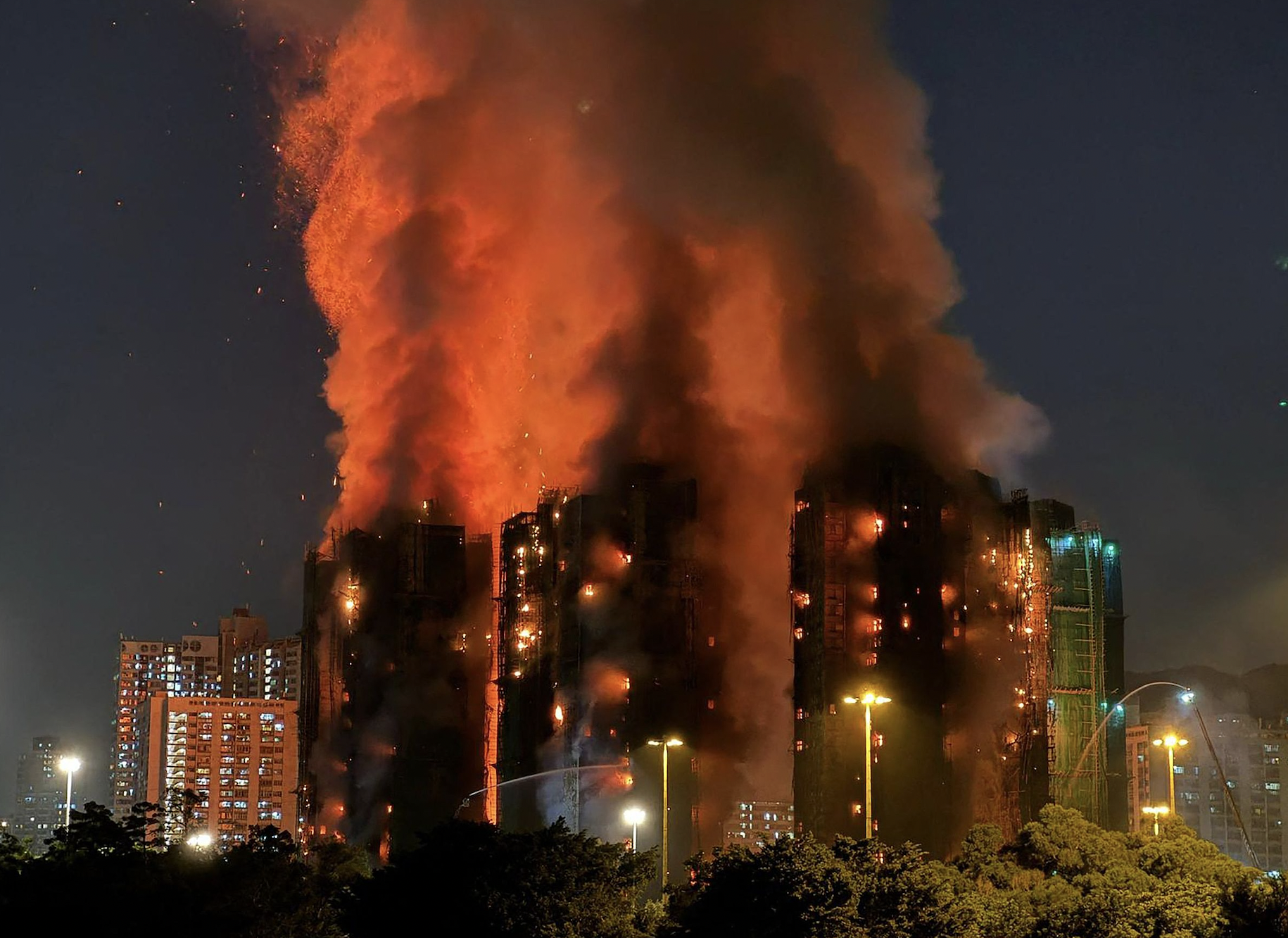香港大埔五级火灾已致13人死亡，一名消防员殉职，李家超发声