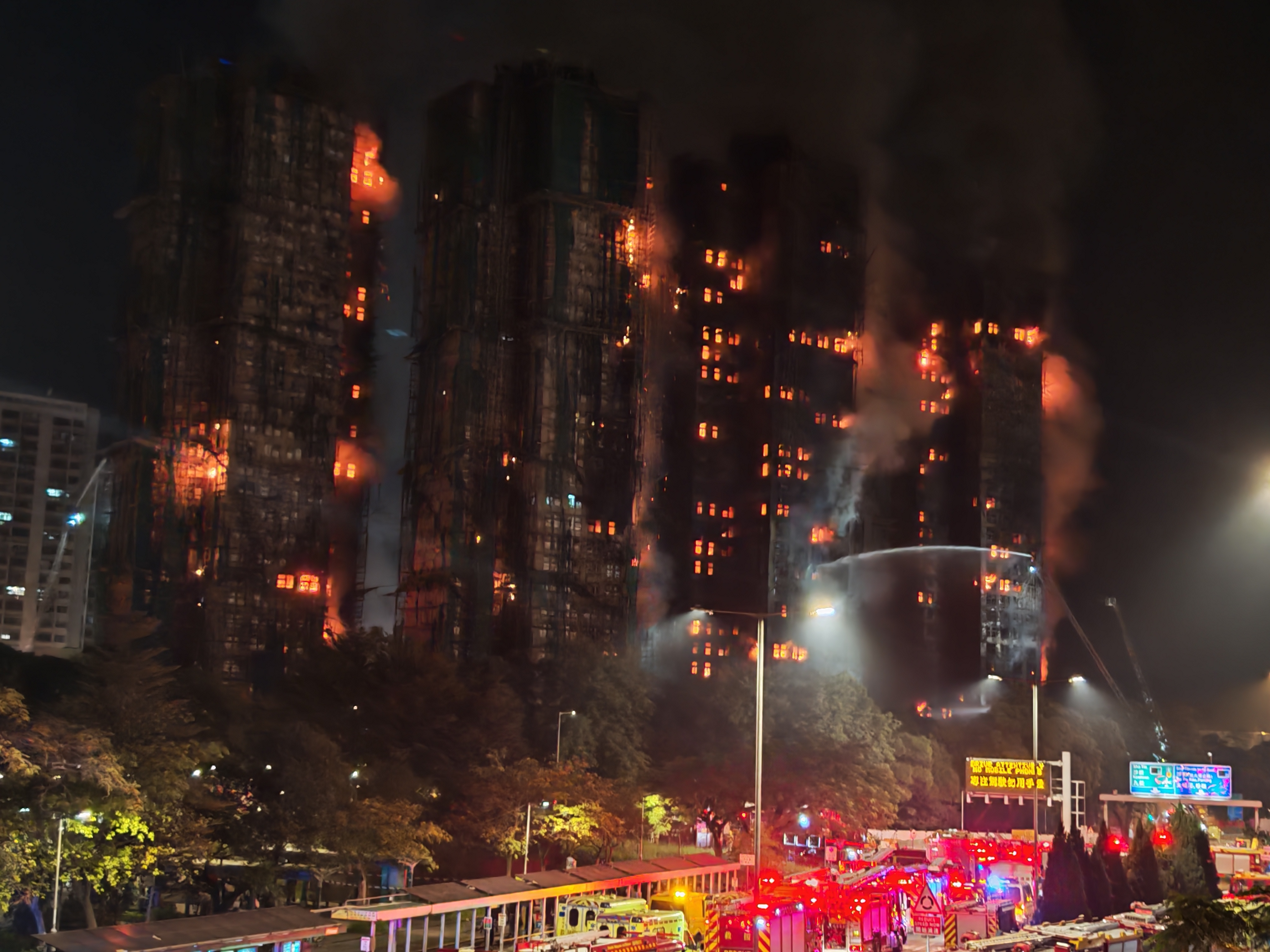 直击香港大埔火灾:中低楼层火势已受控,附近居民已疏散