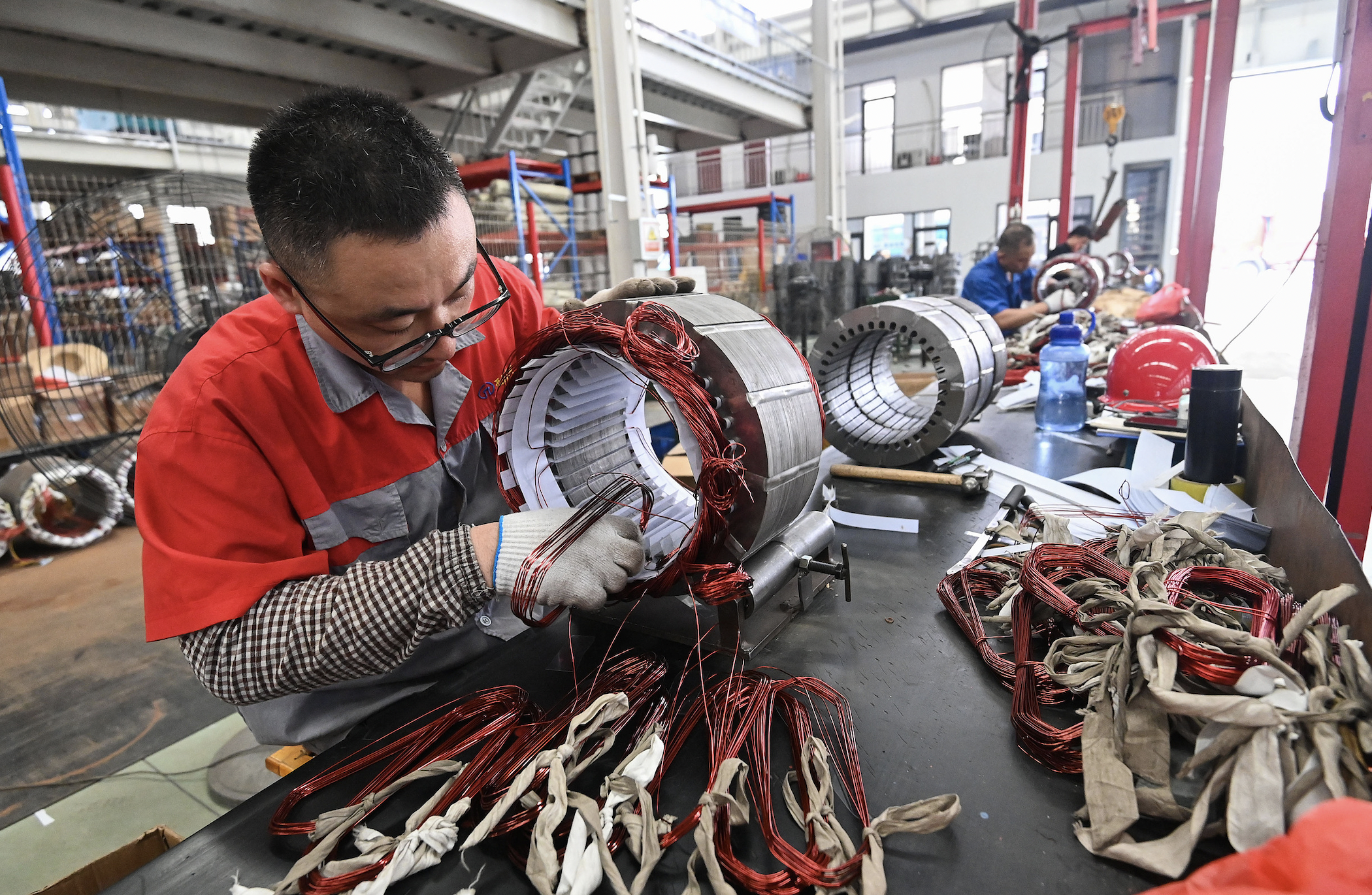 稳增长政策显效叠加贸易局势缓和，11月制造业PMI回升至49.2%