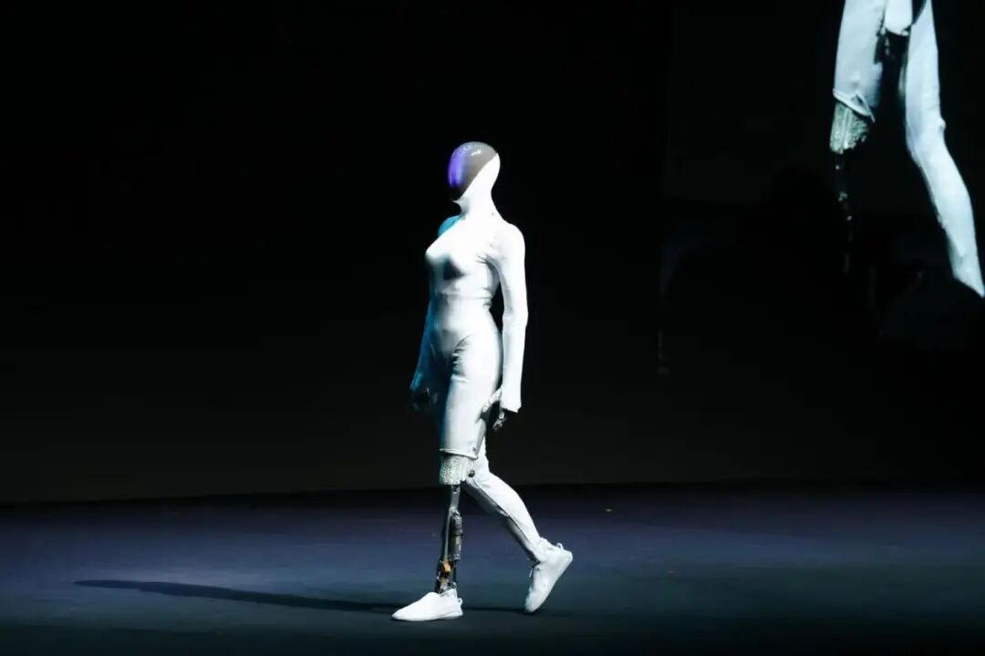 电厂,新势力造车掀起科技革命——芯片、机器人与AI眼镜的新故事