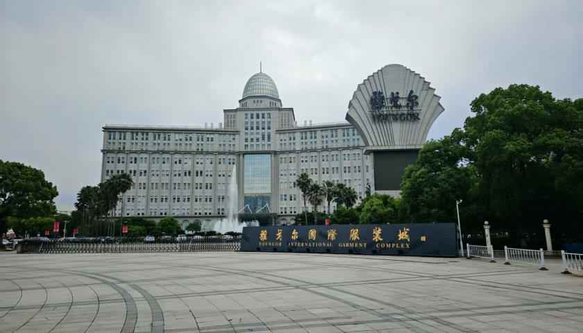 直击雅戈尔股东大会：董事长李如成回应业绩下滑、转型收购 |界面新闻 · 证券
