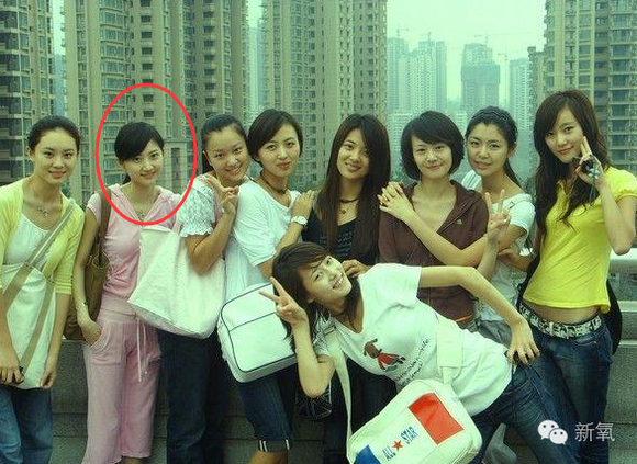这是景甜刚进大学跟同学们的合影.