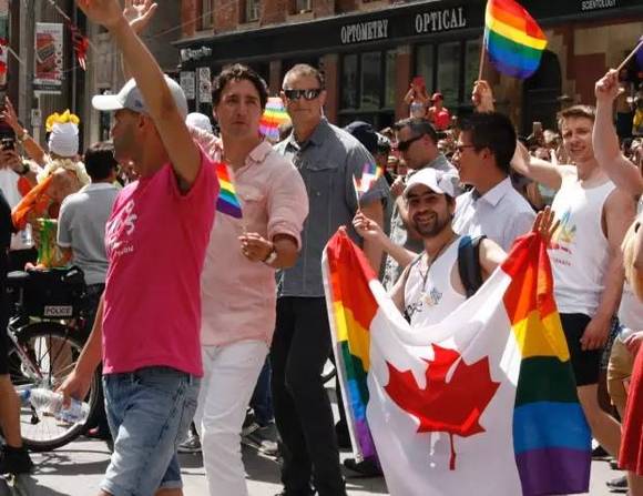 【视频】加拿大总理与同性恋HIV阳性难民同行