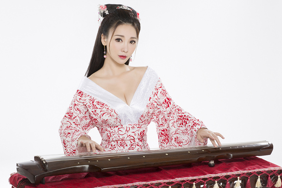 柳岩李川惊艳古装写真 温婉侠女对决魅惑魔女