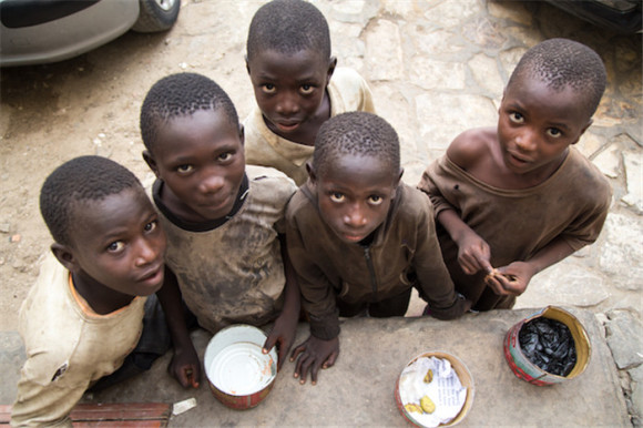 塞内加尔饥饿的孩子们