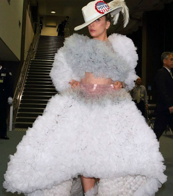 Lady Gaga从日本返美 身着夸张透视裙亮相机